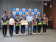 選手と並ぶ大森雅夫岡山市長