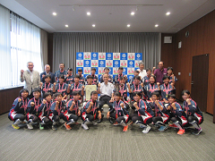 第19回全日本中学生女子ソフトボール大会で優勝した岡山エンゼルスの選手・関係者　来訪の様子