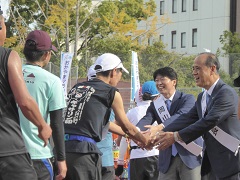 ランナーを迎える大森雅夫岡山市長