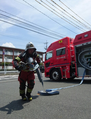 ホースを延ばしている消防隊の画像