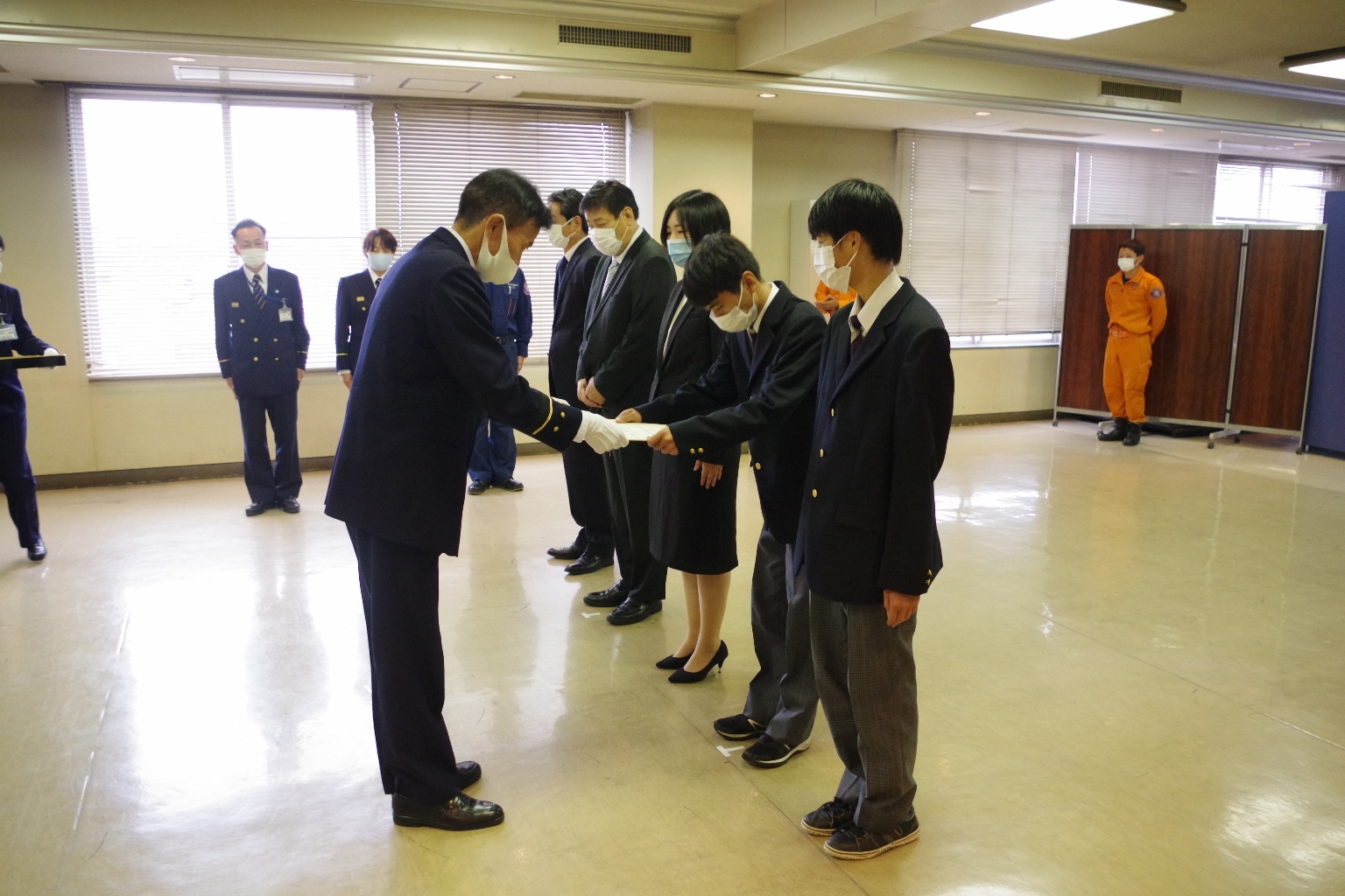 賞状を渡している様子