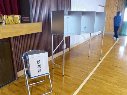 投票箱と記載台の写真