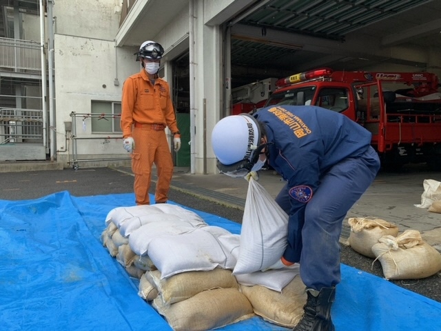 先輩職員から指導を受けている若手職員の写真