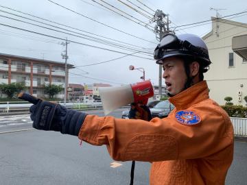 現場指揮をする池嶋副隊長の様子