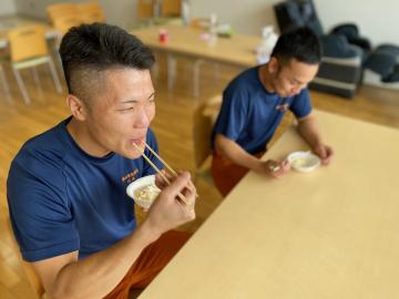 消防士がポテトサラダを食べているところ