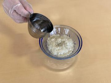 ボウルの中にポテトパウダーと水を入れ、よく混ぜます。