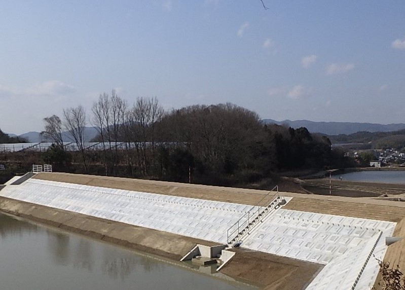 平山新池の堤体写真