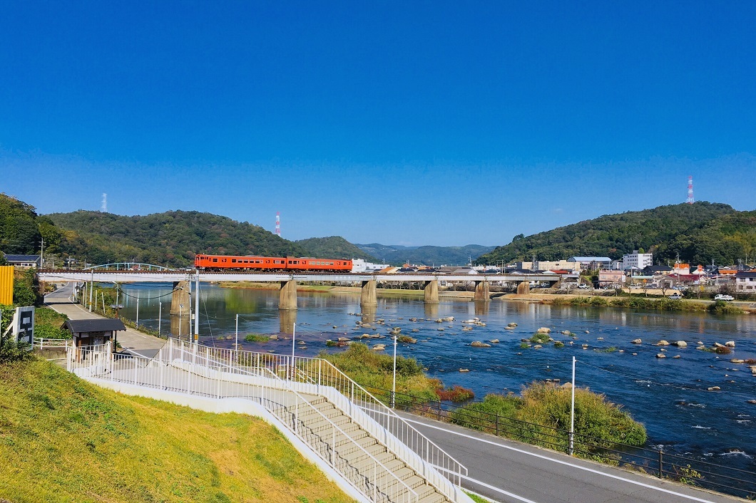 赤い電車と旭川