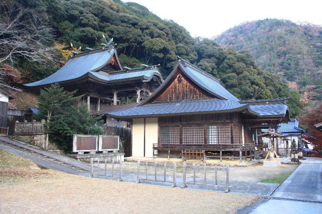 威厳あふれる本殿志呂神社