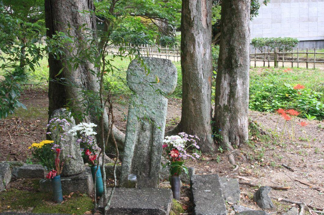 近水園に立つマリア灯篭