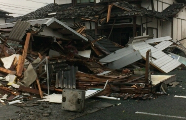 地震で被災した家屋の画像