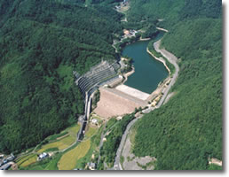 上空から見た黒谷ダムの写真
