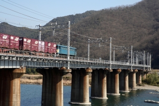 吉井川に架かる曲がった鉄橋