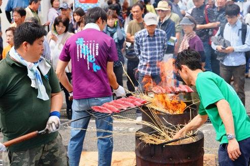 土佐のかつおのタタキ実演販売の画像