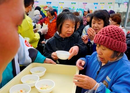 「岡山県牛窓産白菜とキャベツのミルクスープ」の試食の画像