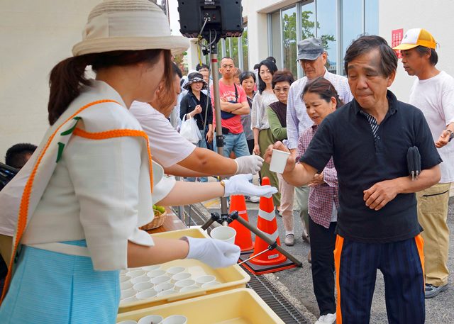 岡山県産ブドウの試食の画像