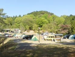 公園内のキャンプ場の写真