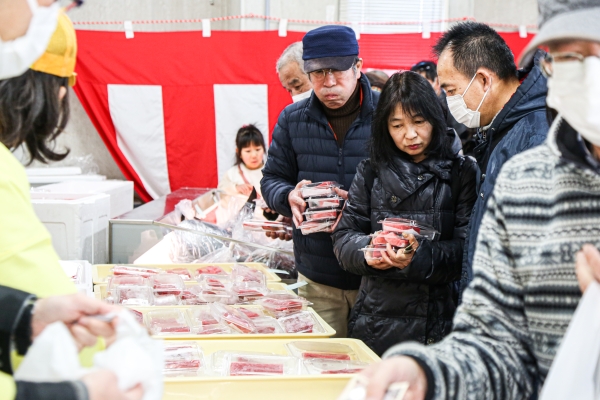 マグロ買いたい笑（ショー）【解体済みマグロの販売】の写真