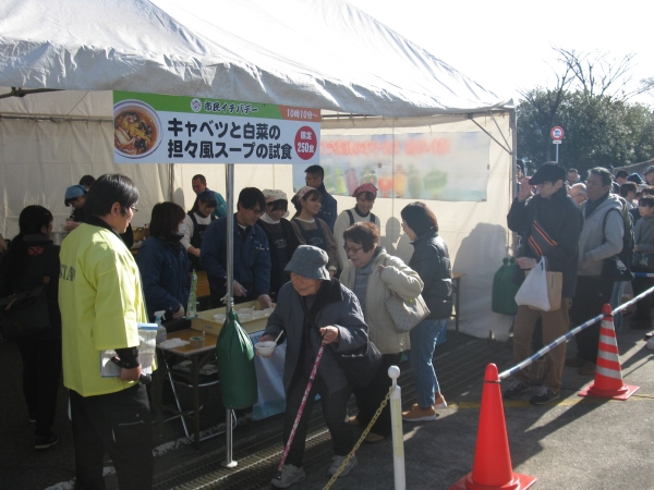 キャベツと白菜の担々風スープの試食の写真