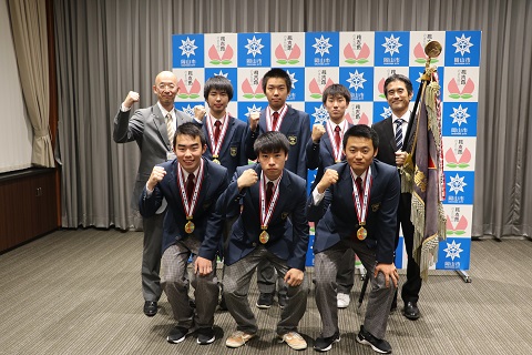 岡山県立岡山工業高等学校弓道部の選手及び関係者集合写真2