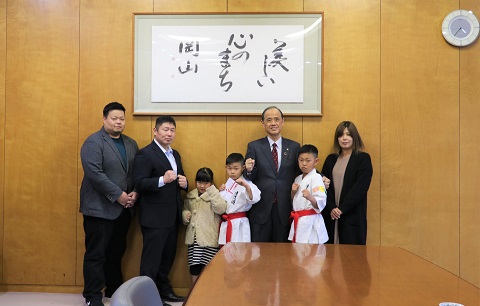 選手と大森市長の集合写真