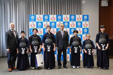 選手と大森市長の集合写真