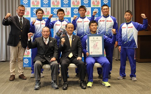 関西高等学校ボート部の選手及び関係者と大森市長の集合写真