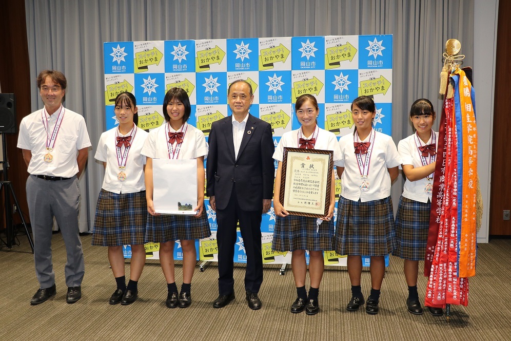 女子テニス部と市長