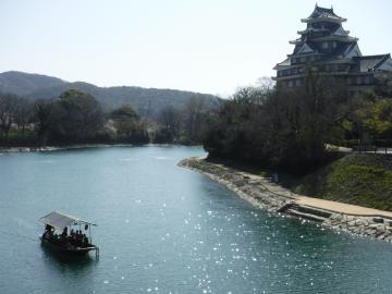 遊覧船と岡山城