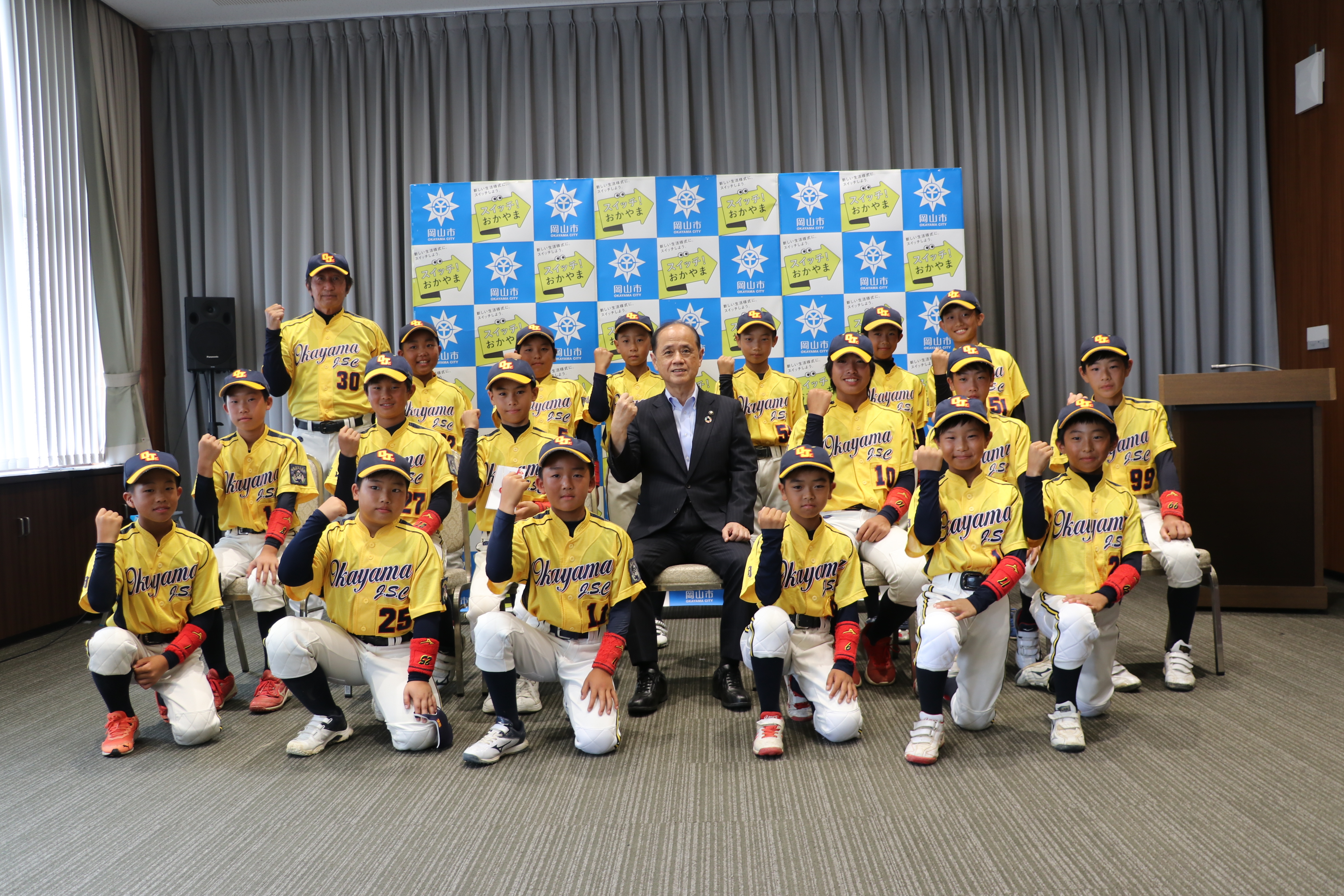 ソフトボールの全国大会に出場する 岡山少年ソフトボールクラブ 岡山リトルエンゼルス の選手 関係者 令和4年7月21日 岡山市