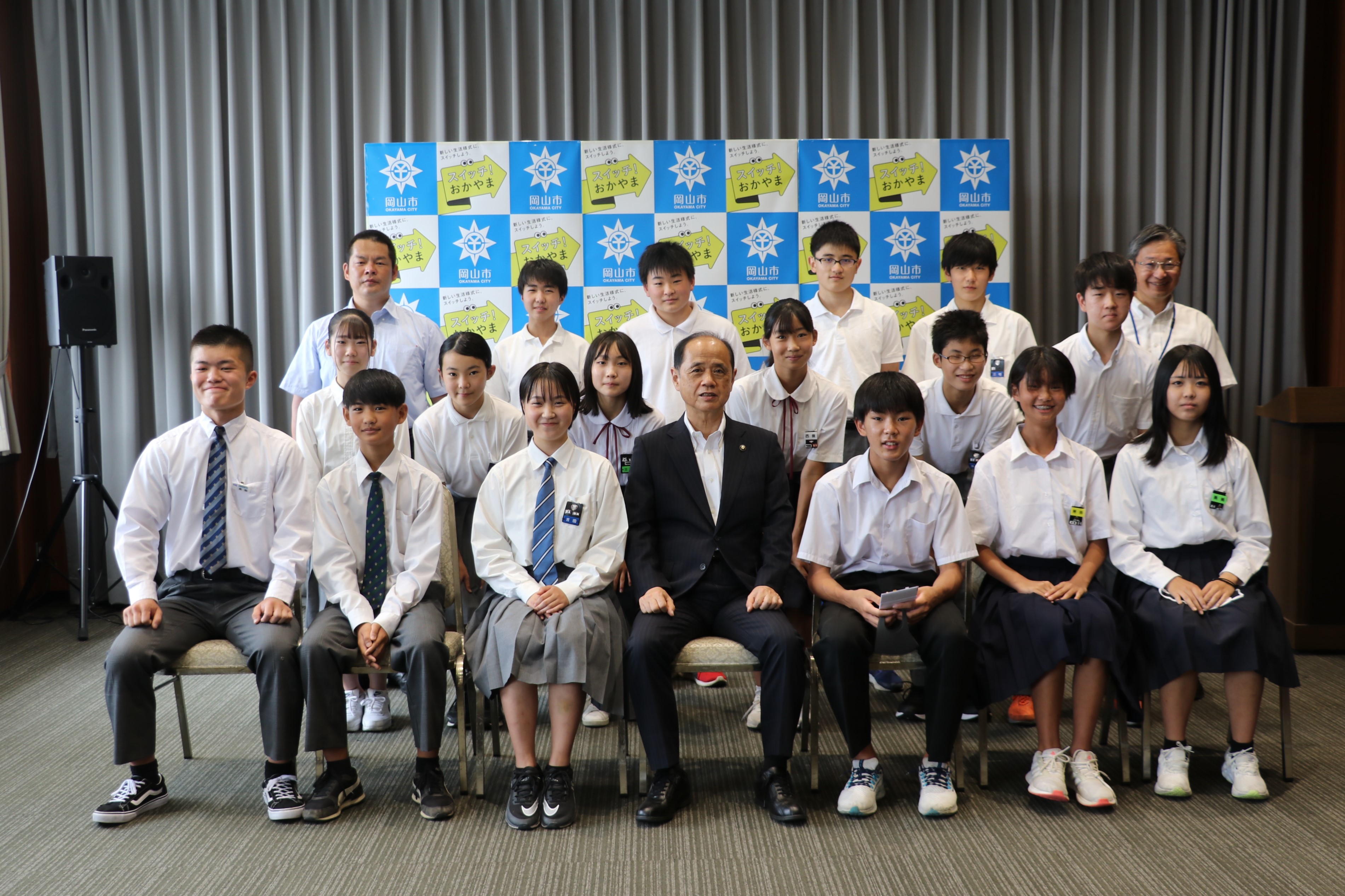 空手の全国大会に出場する岡山県代表選手及び関係者と市長による集合写真