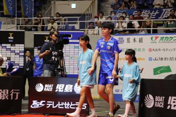 選手と登場している様子