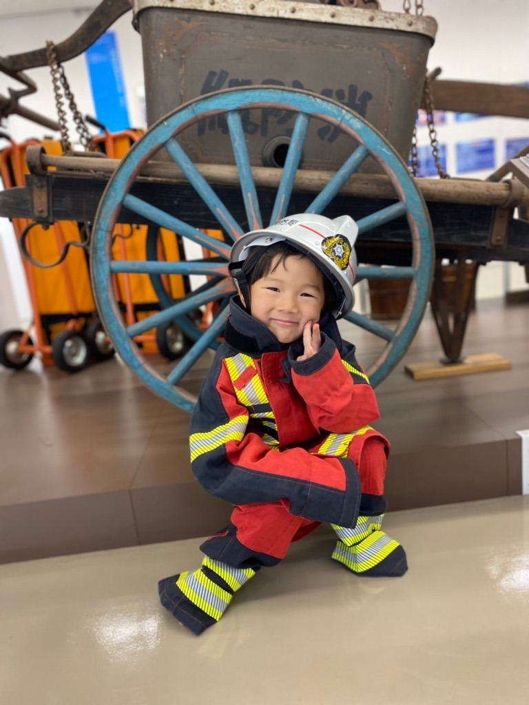 防火衣を着た子ども
