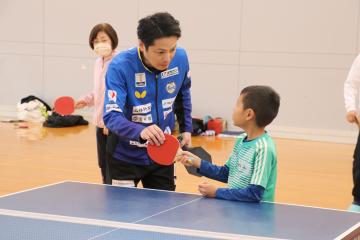 講師が子どもに教えている様子