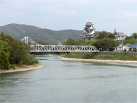 旭川、操山と岡山城の写真