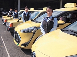 タクシー会社で活躍する女性ドライバー