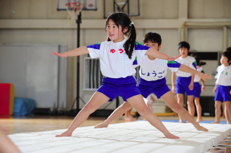 体を動かす子どもたちの様子