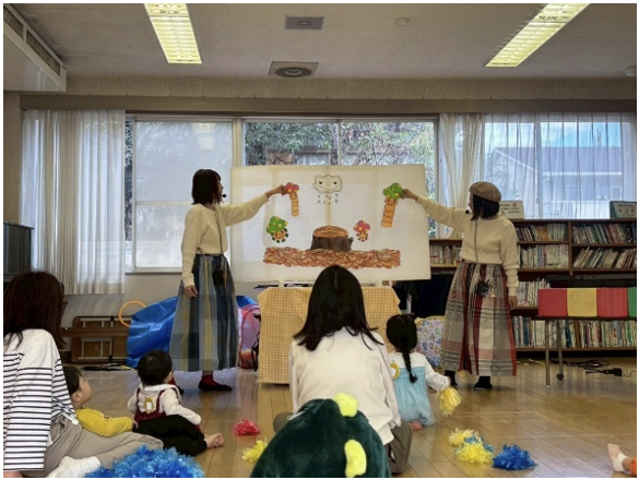 パネルシアターを見学している様子