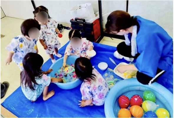 スーパーボール掬いをしている様子