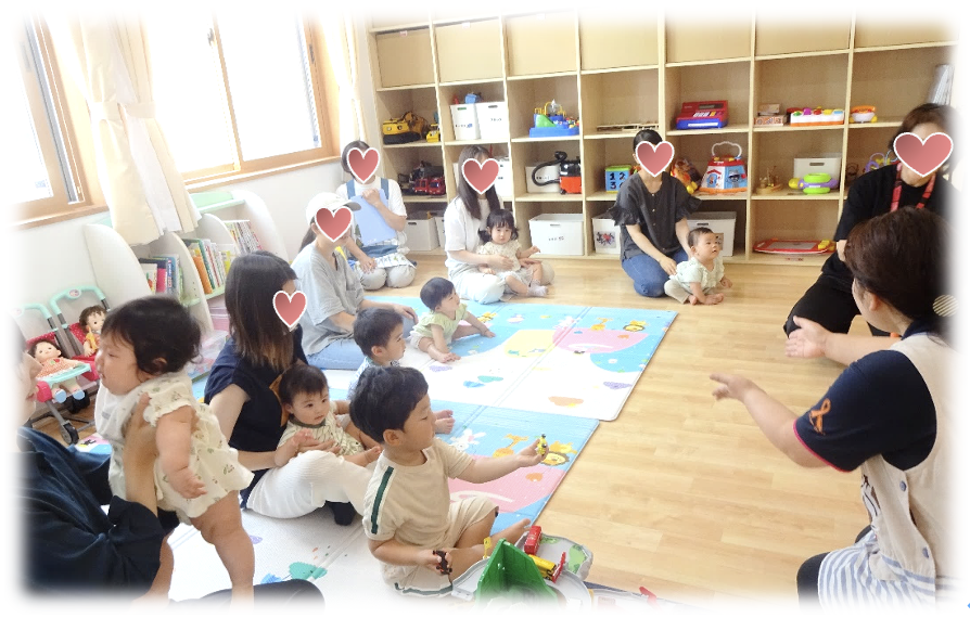 集会室に集まっている園児と保護者の写真
