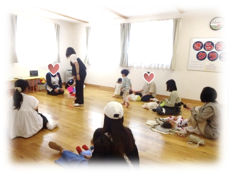 スカーフを選ぶ園児の写真