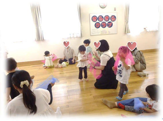 スカーフで遊ぶ園児たちの写真