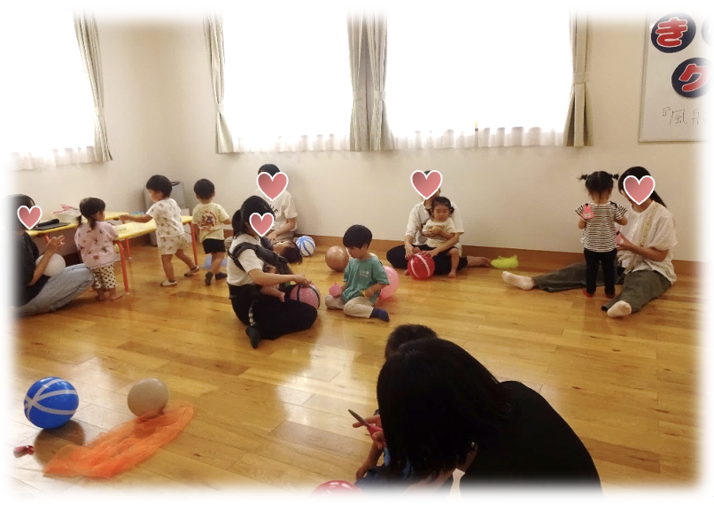 風船ボールを作る園児たちの写真