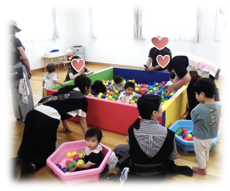 ボールプールの中で遊ぶ園児たちの写真1