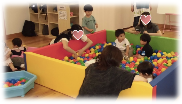 ボールプールの中で遊ぶ園児たちの写真2