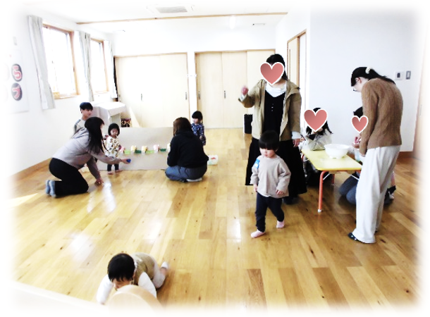 部屋で遊んでいる園児たちの写真
