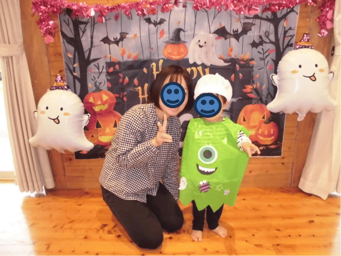 ハロウィンの衣装を着ている子供と母親の写真