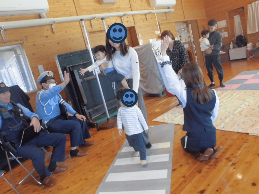 横断歩道を渡る親子の写真