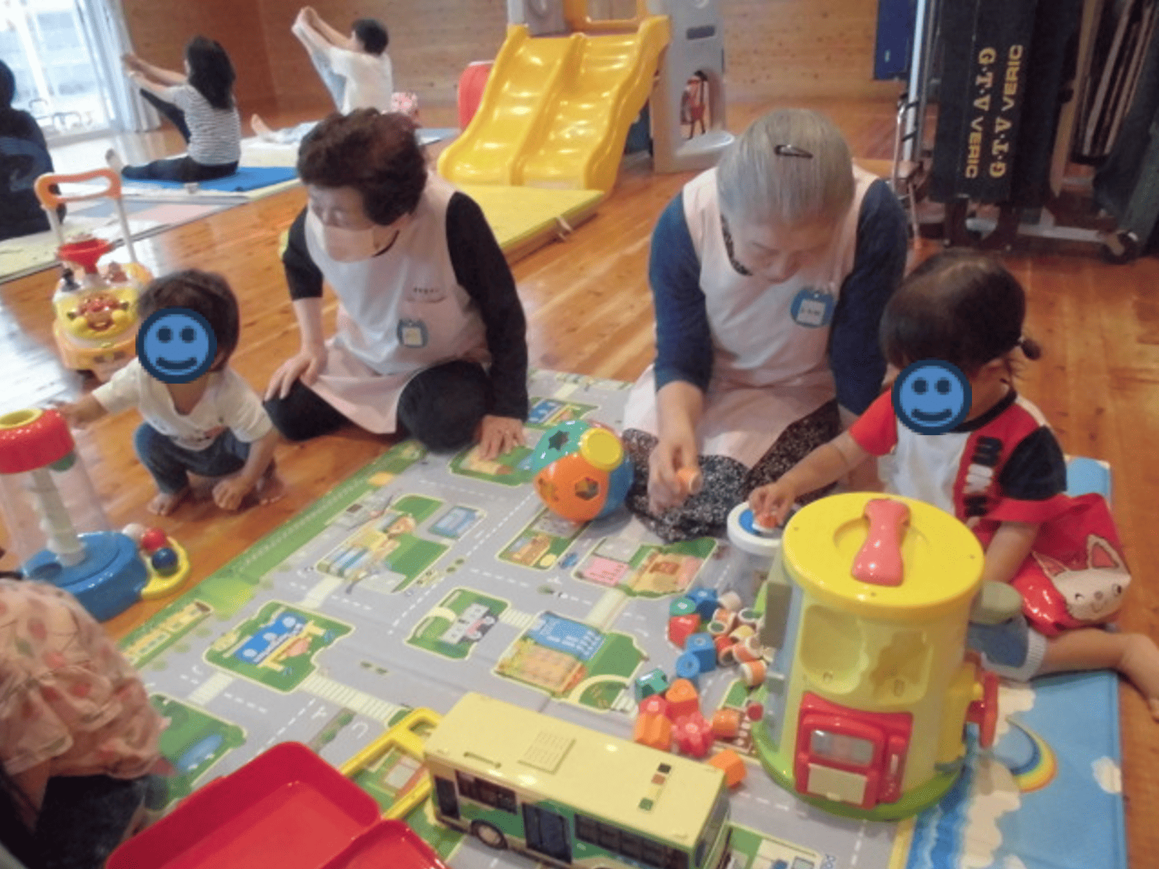 遊んでいる子供を見守る愛育委員の写真