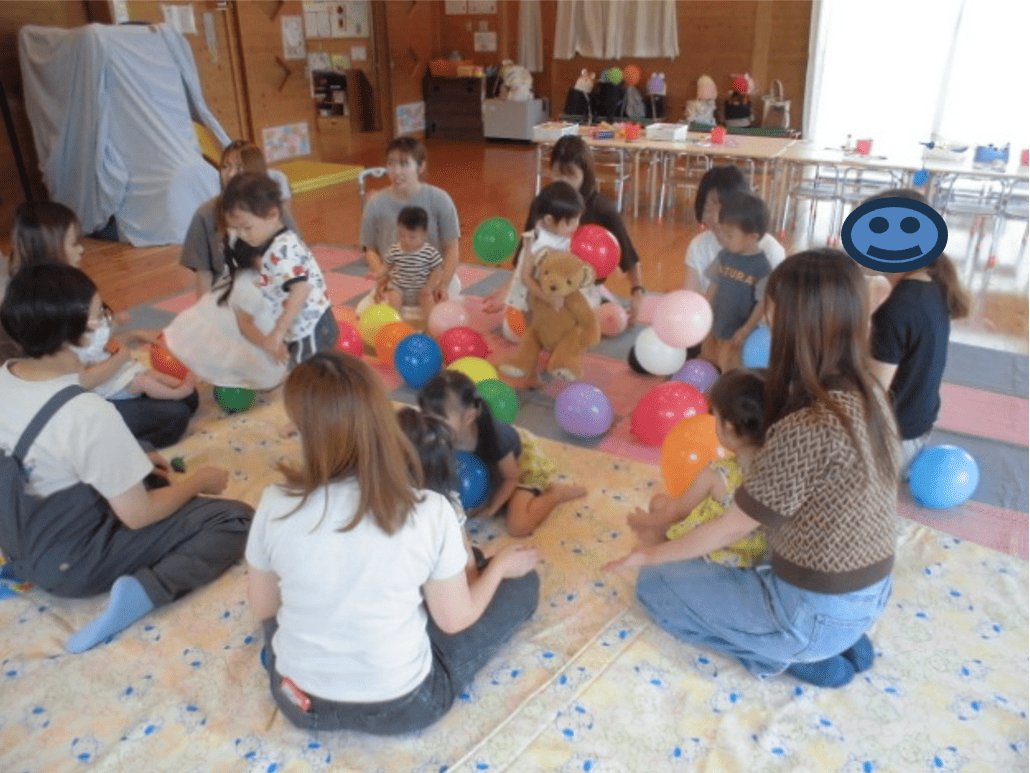 バルーンで遊ぶ複数の親子の写真